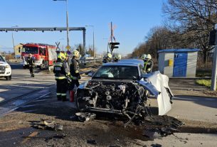 Személyvonattal ütközött egy autó Debrecenben