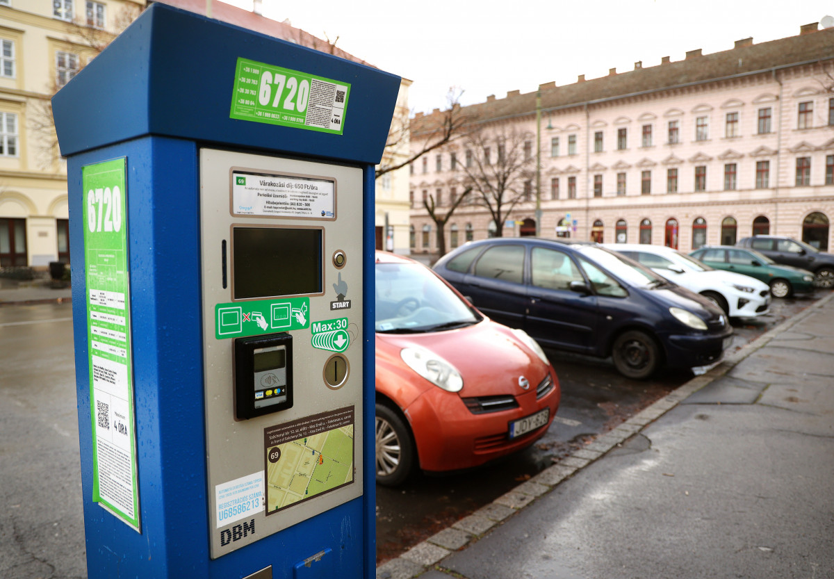 Szeged, autó, drágul, parkolás, parkoló automata, Széchenyi tér