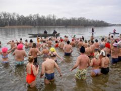 Újévi megmártózás vízkereszt napján a Tisza-tóban