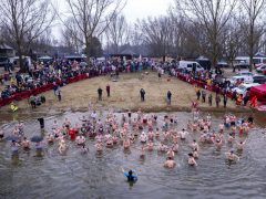 Újévi megmártózás vízkereszt napján a Tisza-tóban