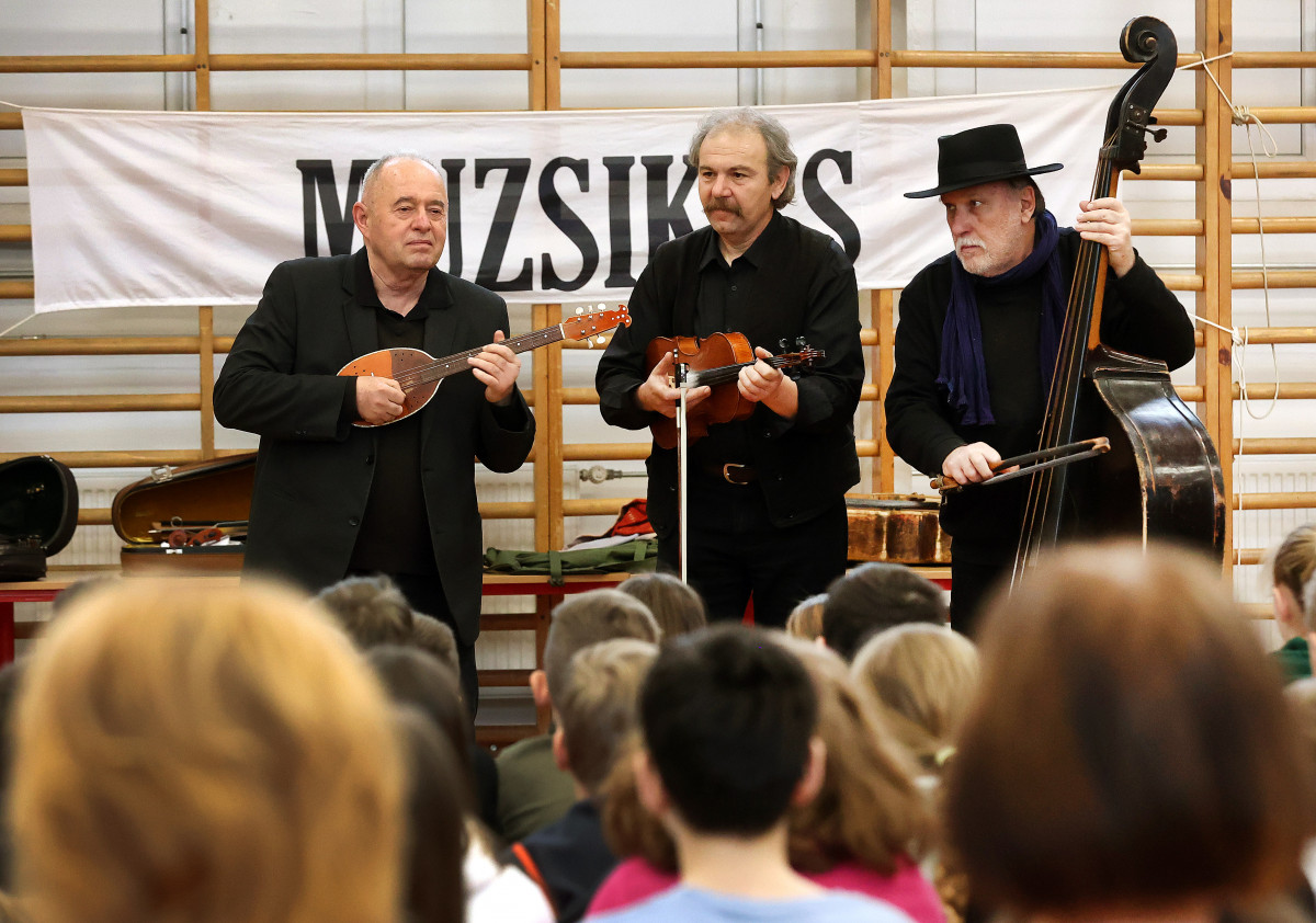 Szeged, énekóra, Muzsikás együttes, Tabán Alapfokú Művészeti és Általános Iskola, iskola, oktatás, zene, muzsika