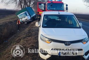 Árokba hajtott az ütközés során a teherautó Kabánál a 4-es főúton