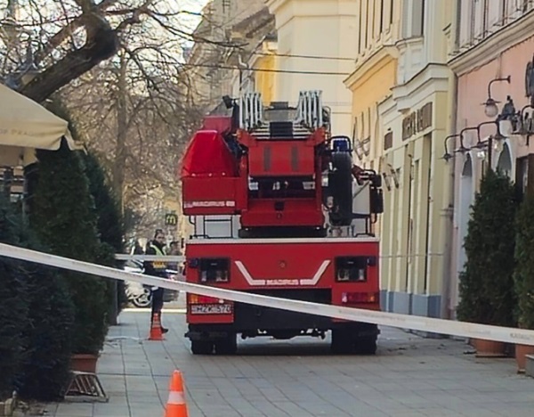 Leomlott egy tűzfal Debrecen belvárosában