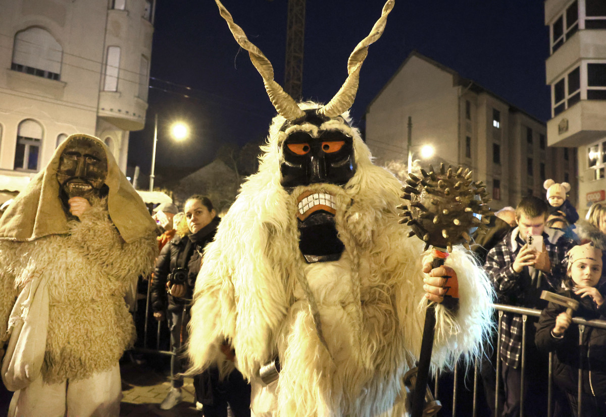 Szeged, Szent István tér, télbúcsúztató, máglya elégették, télbanya, kiszebáb