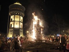 Szeged, Szent István tér, télbúcsúztató, máglya elégették, télbanya, kiszebáb