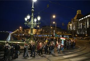 Az El a kezekkel a gyerekektől, ennyi nem elég! címmel, az Országos Közös Akarat elnevezésű szervezet kezdeményezésére tartott demonstráció résztvevői a budapesti Szent Gellért téren 2024. február 21-én. MTI/Koszticsák Szilárd