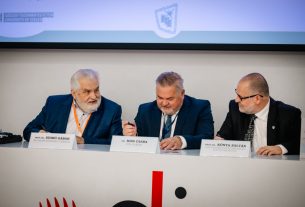 Prof. dr. Szabó Gábor, az ELI-HU Nonprofit Kft. ügyvezetője, dr. Kiss Csaba, az ETE elnöke, és prof. dr. Kónya Zoltán, az SZTE tudományos és innovációs rektorhelyettese megállapodást írnak alá. Fotó: SZTE, Sahin-Tóth István