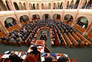 Budapest, 2024. február 26. Egyperces néma felállással emlékeznek meg a közelmúltban elhunyt Czoma Kálmán (FKGP, független), Tóth Gyula (MSZP) és Tamássy István (SZDSZ) volt országgyűlési képviselőről, valamint Turgyán Tamás volt örmény nemzetiségi szószólóról az Országgyűlés plenáris ülésén 2024. február 26-án. MTI/Illyés Tibor