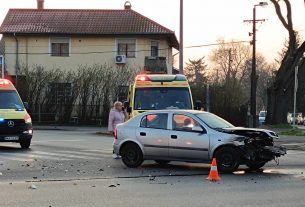 Összeütközött két személyautó Debrecenben