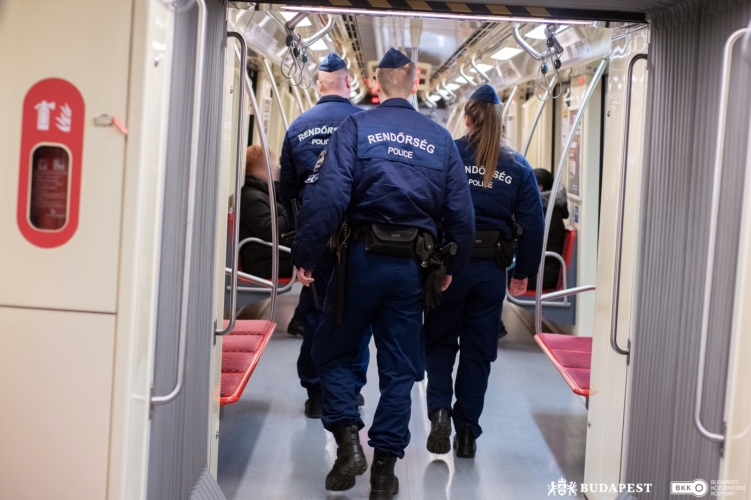 Az M4-es metró, majd a 4-es, 6-os villamos vonalát is ellenőrizték a rendőrök Budapesten