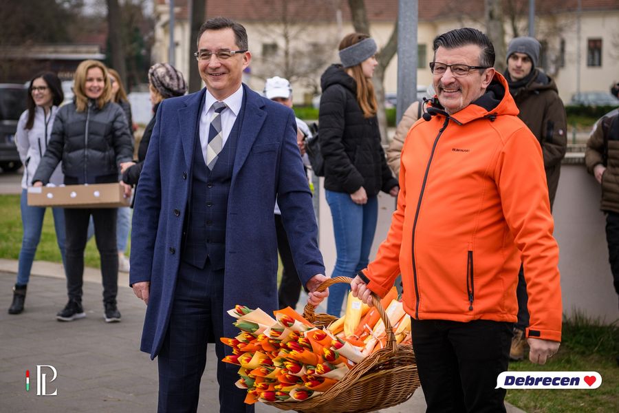 Virágosztással kedveskedik a nőknek Papp László Debrecenben