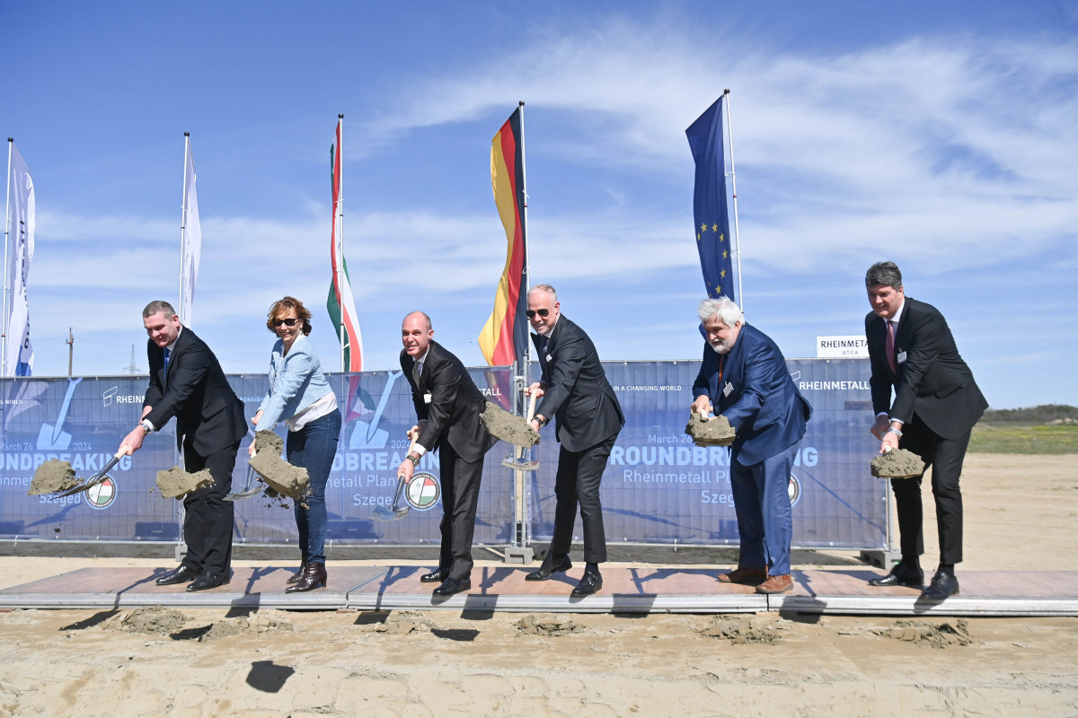 Szeged, 2024. március 26. Botka László polgármester, Fendler Judit, a Szegedi Tudományegyetem (SZTE) kancellárja, Christoph Müller, a Rheinmetall Power Systems divízióvezetője, Szalay-Bobrovniczky Kristóf honvédelmi miniszter, Szabó Gábor, az SZTE korábbi rektora, az ELI-ALPS ügyvezetője és Mihálffy Béla, a térség KDNP-s országgyűlési képviselője (b-j) a német Rheinmetall új gyárának alapkőletételén a szegedi ELI-ALPS lézeres kutatóközpontban 2024. március 26-án. Az új üzemben - amely háromszáz új munkahelyet teremt - az elektromobilitás és a hidrogénüzemű járművek számára gyártanak majd eszközöket. MTI/Bruzák Noémi