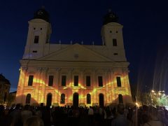 Fényfestés Debrecenben, a Nagytemplomnál