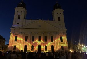 Fényfestés Debrecenben, a Nagytemplomnál