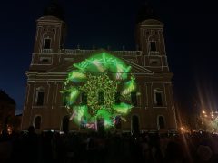 Fényfestés Debrecenben, a Nagytemplomnál