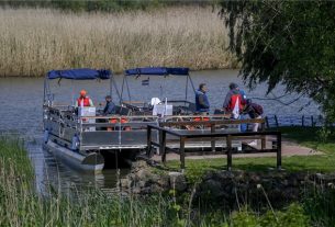 Kerékpáros kompokat adtak át a Tisza-tó melletti Tiszaderzsen