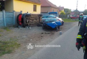 Parkoló autónak és villanyoszlopnak ütközött egy autó Hajdúszováton