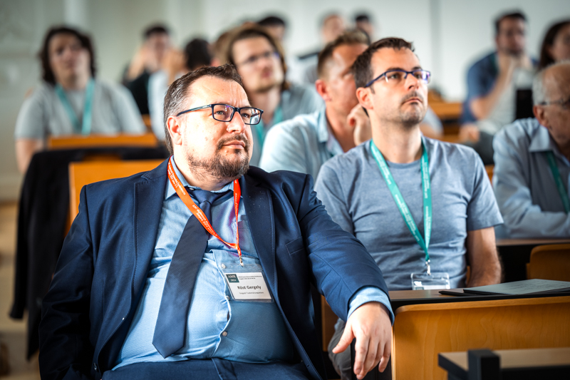 Az előtérben Dr. Röst Gergely matematikus, az Alkalmazott Matematikai Konferencia szervezőbizottságának vezetője. Fotó: Sahin-Tóth István