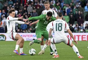 Dublin, 2024. június 4. Callum Styles (b), Dárdai Márton (k, hátul) és Nagy Zsolt (j), valamint az ír Troy Parrott az Írország - Magyarország barátságos labdarúgó mérkőzésen a dublini Aviva Stadionban 2024. június 4-én. MTI/Illyés Tibor