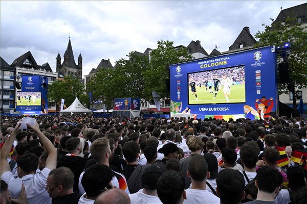 EURO-2024 - Az Eb nyitómérkőzését nézik a kölni szurkolói zónában