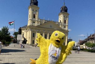 A világ legnagyobb rántottáját sütik meg a debreceni Nagytemplom előtt