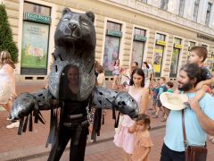 Szeged, óriásbáb, felvonulás, SZINKópé fesztivál, Kövér Béla Bábszínház